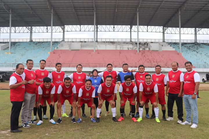 DPRD Kabupaten Dharmasraya Unjuk Skill Berikan Penampilan Memukau Melawan Kesebelasan OPD