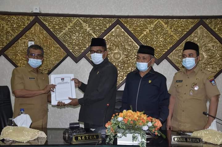 DPRD Kota Padang Sahkan Ranperda Retribusi Jasa Usaha