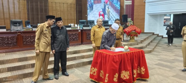DPRD Sumbar Sahkan Perda Pajak Daerah dan Retribusi Derah