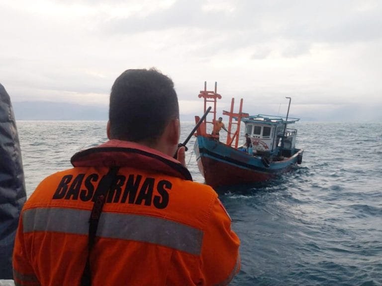 Dramatis, Tim SAR Padang Selamatkan 2 ABK Usai Terombang-ambing Dihantam Badai di Perairan Pariaman