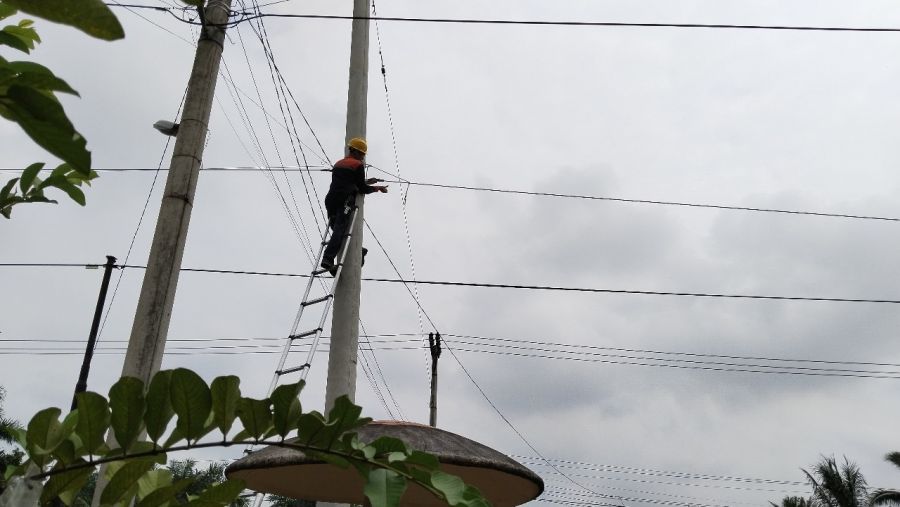 Dukung Kebutuhan Digital, PLN Icon Plus Lakukan Perapian Kabel di Rambah Samo