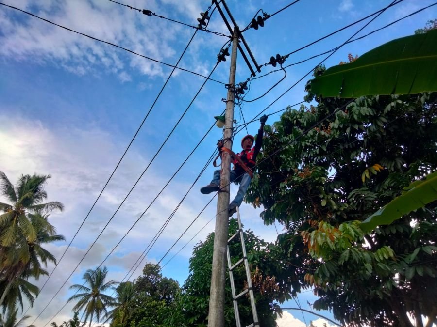 Dukung Konektivitas Stabil, PLN Icon Plus Lakukan Pemeliharaan Jaringan Fiber Optik di Lubuk Alung
