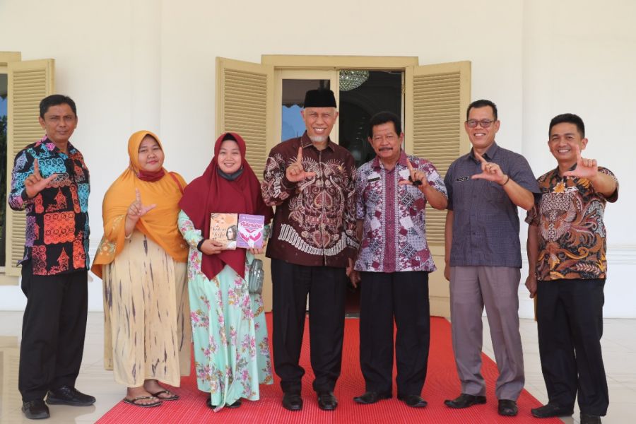 Dukung Melani Produktif Menulis, Gubernur Mahyeldi Hadiahkan Laptop