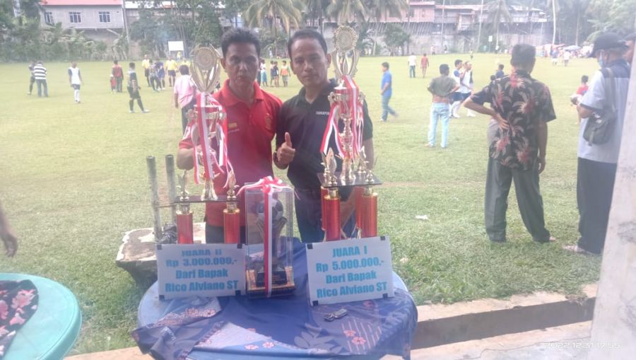 Dukung Olahraga, Anggota DPRD Sumbar Rico Alviano Berikan Uang Pembinaan Turnamen Sepakbola U-40