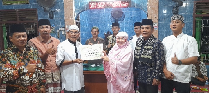 Dukung Program Gubernur, Rektor UIN bersama TSR V Serahkan Bantuan 50jt di Masjid Nurul Iman Nareh 1