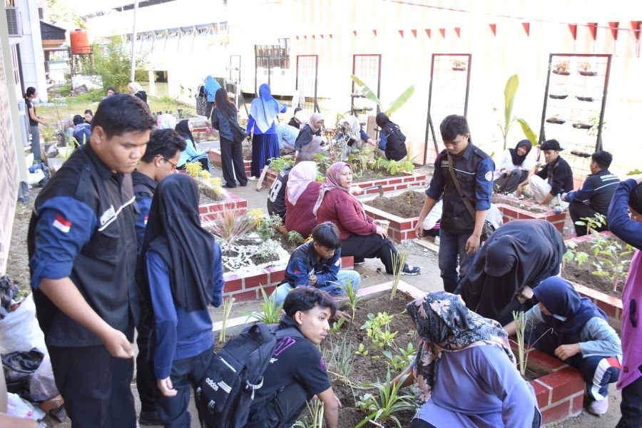 Dukung SDGs dan UI GreenMetric, FPP UNP Hijaukan Kampus Lewat Tanam Tanaman Produktif