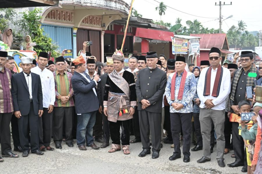 Efriedi Dilewakan sebagai Rajo Dubalang Pucuk Adat Simpang Tonang