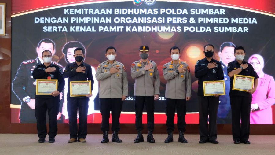 Empat Personel Bidhumas Polda Sumbar Terima Penghargaan dari Kapolda