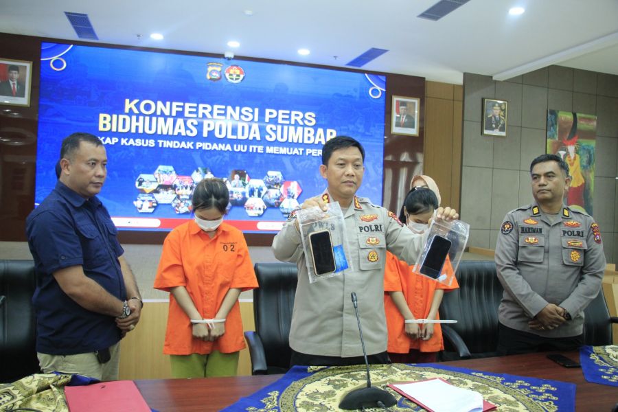 Endors Situs Judi Online, Duo Selebgram Kembar Diamankan Polda Sumbar