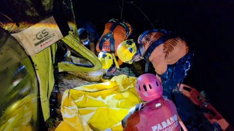Evakuasi Dramatis Mobil Masuk Jurang 80 Meter di Sitinjau Lauik Berakhir, Pengemudi Meninggal Dunia