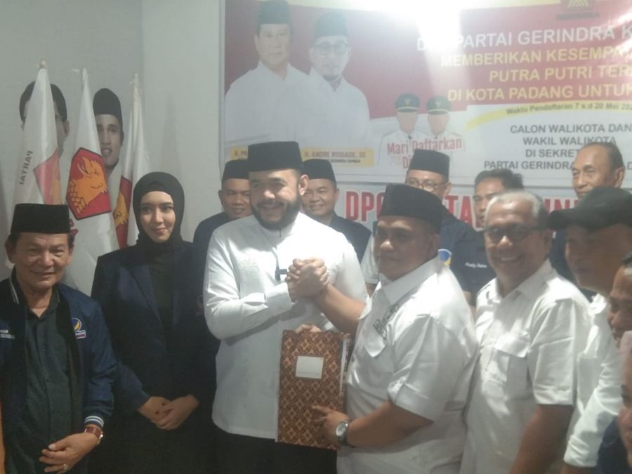 Fadly Amran Serahkan Formulir Pendaftaran Cawako Padang ke DPC Gerindra