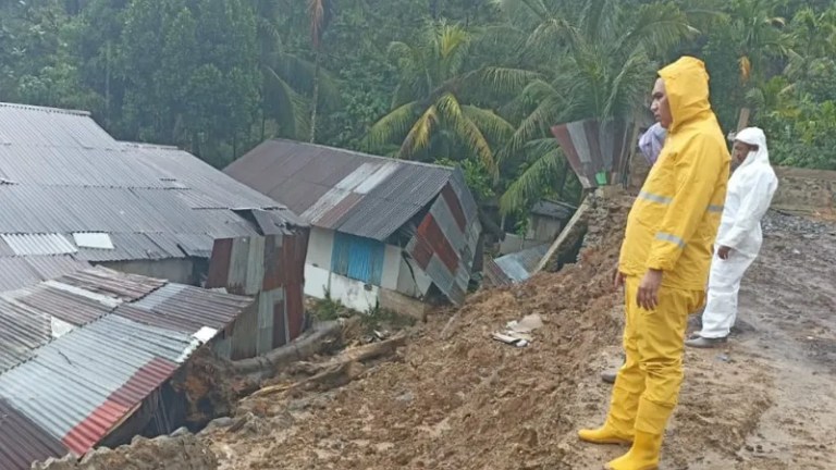 Fondasi Bangunan Ambruk di Lubuk Begalung, Tiga Rumah Warga Terdampak