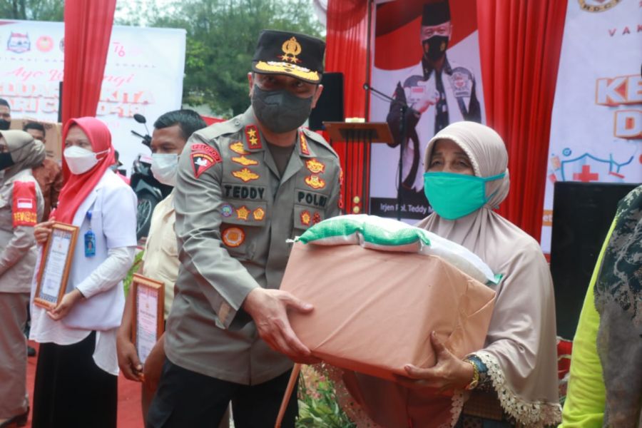 Gebyar Vaksinasi di Dermaga Danau Singkarak, Kapolda Sumbar Salurkan Bansos