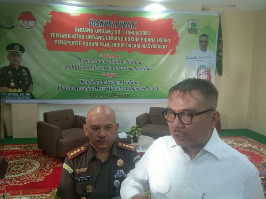 Gelar Diskusi Publik, Kejari Padang Hadirkan Prof Elwi Danil