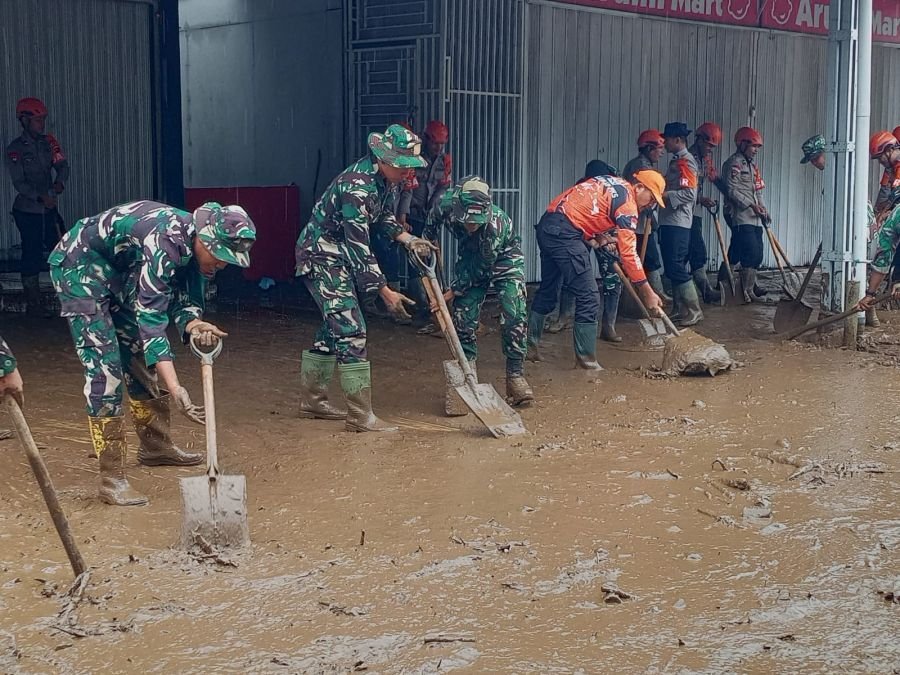 Gerak Cepat TNI Respon Bencana Banjir Bandang