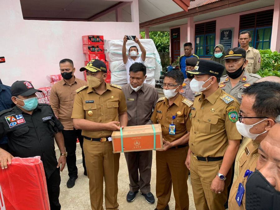 Gerak Cepat, Wagub Audy Joinaldy Serahkan Bantuan Korban Banjir Pasaman