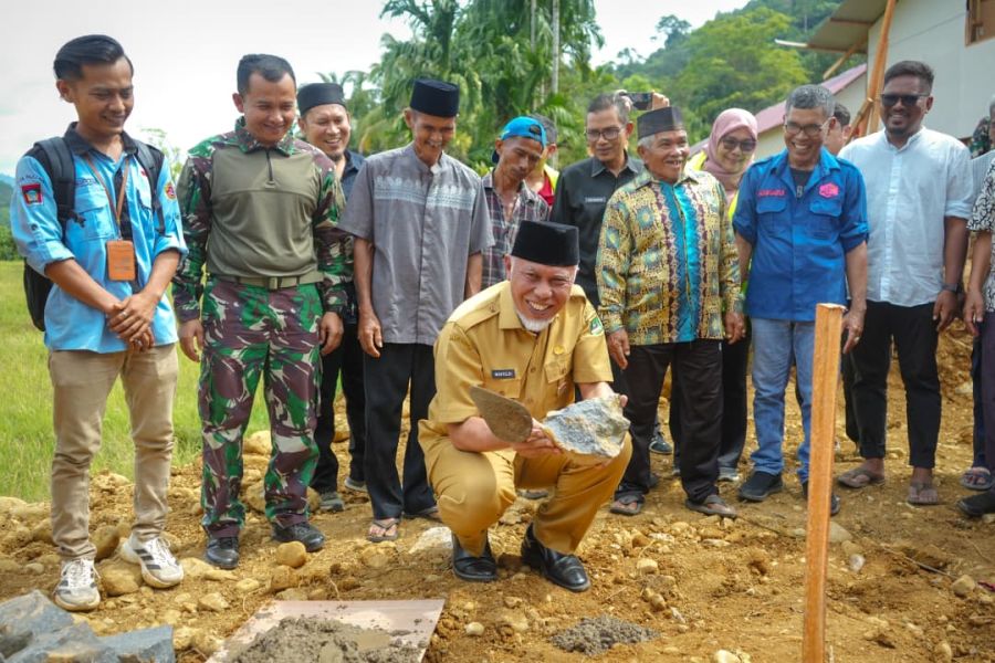 Gubernur Apresiasi Gotong Royong Warga Kampung Talang Bangun Huntara dan Surau Pascabencana