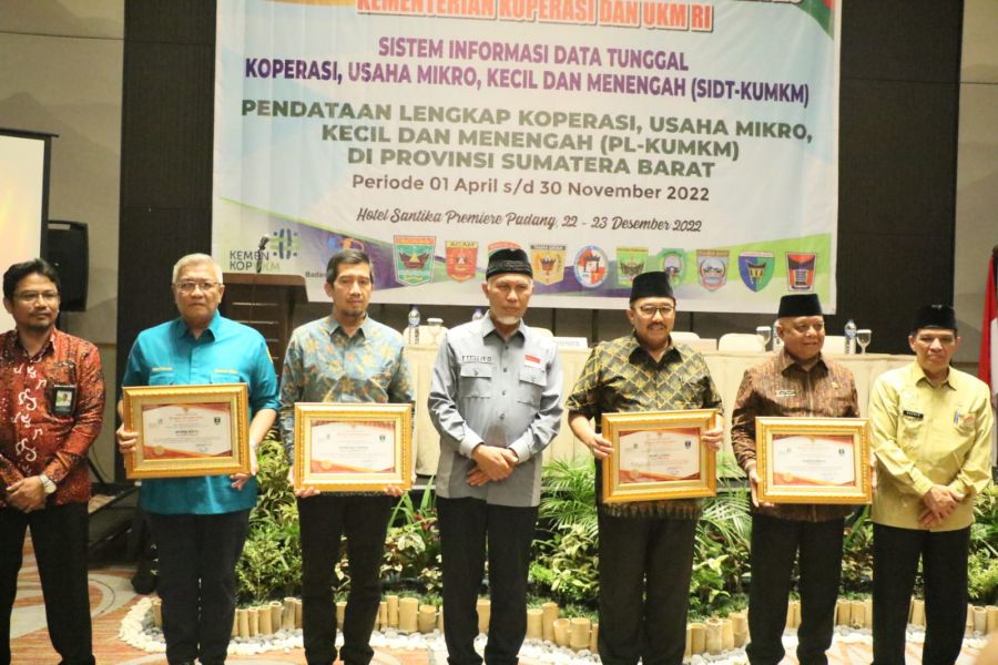 Gubernur Beri Penghargaan 9 Kabupaten/Kota Peraih PL-UMKM dan Enumerator Terbaik 2022