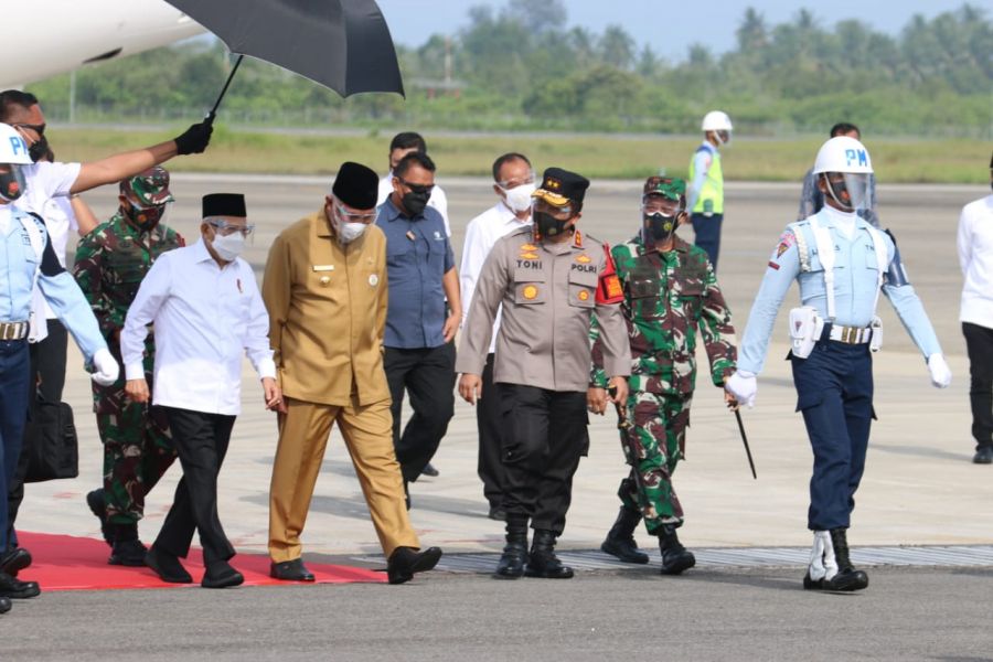 Gubernur, Kapolda dan Pangdam I Bukit Barisan Sambut Kedatangan Wapres RI
