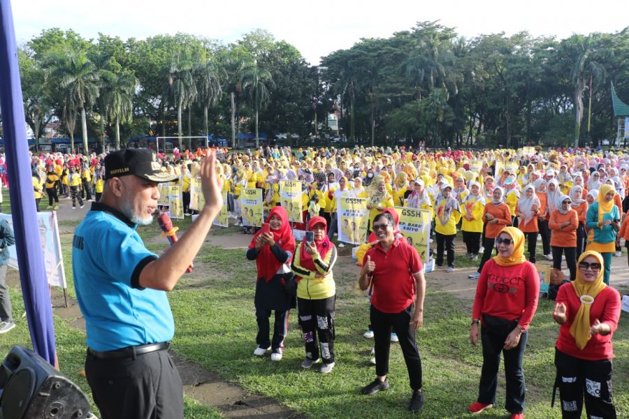 Gubernur Mahyeldi Bersama 2 ribu Warga Padang Ikuti Senam Massal Kormi