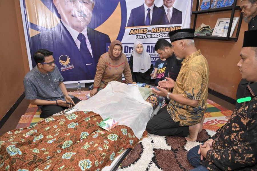 Gubernur Mahyeldi Bertakziah Kerumah Duka Alm. Ali Mukhni