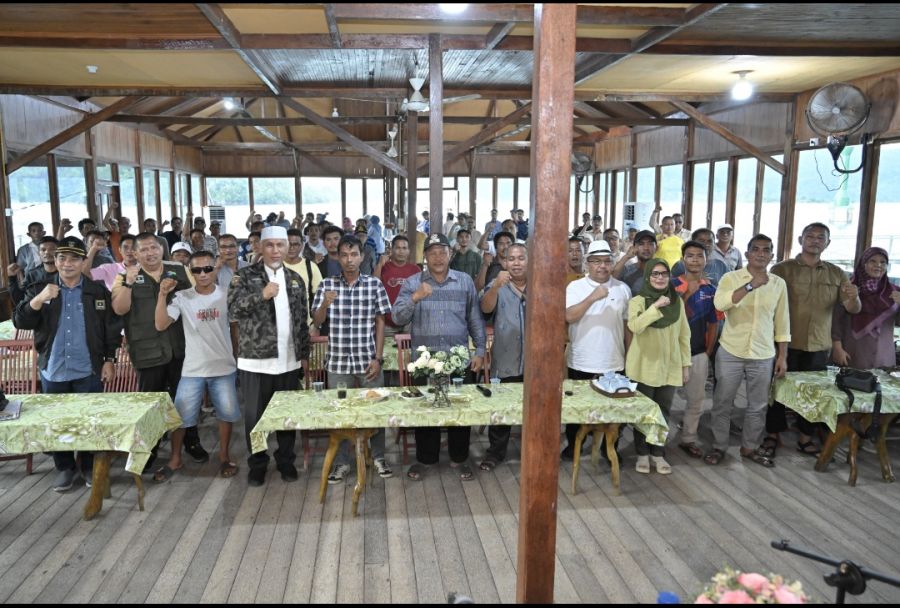 Gubernur Mahyeldi Bertekad Temukan Solusi atas Setiap Keluhan Nelayan di Pesisir Selatan