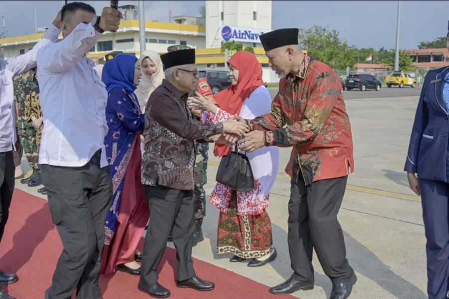 Gubernur Mahyeldi Beserta Istri Lepas Kepulangan Wapres RI, Setelah 2 Hari Kunker di Sumbar