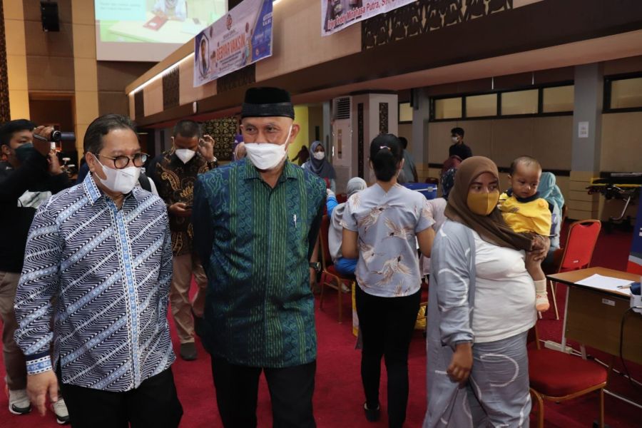 Gubernur Mahyeldi Buka Gebyar Vaksinasi 1000 Ibu Hamil dan Menyusui di Auditorium UNP