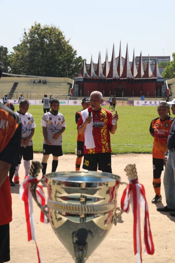 Gubernur Mahyeldi Buka Minang Old Star 20 Indonesia U-50