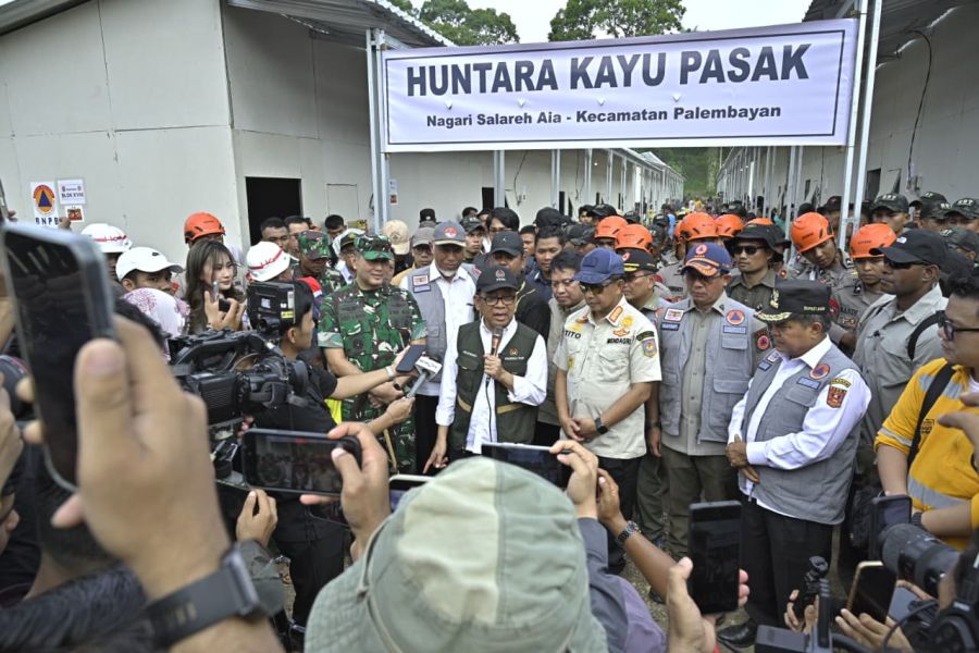 Gubernur Mahyeldi Dampingi Menko PMK Resmikan Hunian Sementara bagi Korban Bencana di Sumbar