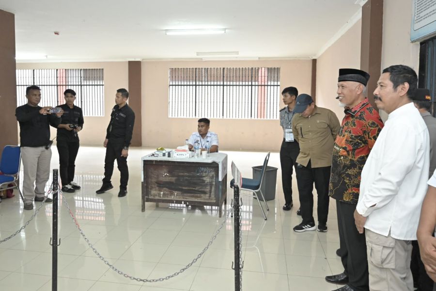 Gubernur Mahyeldi dan Jajaran Forkopimda Sumbar Tinjau Pelaksanaan Pemilu di Sejumlah TPS