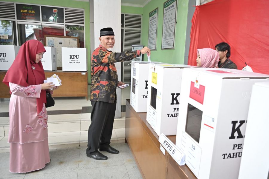 Gubernur Mahyeldi dan Keluarga Tunaikan Hak Pilih pada Pemilu 2024 di TPS 12 Jati Baru Padang