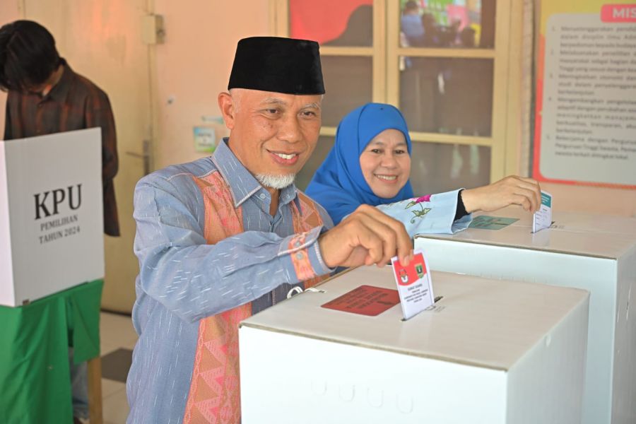 Gubernur Mahyeldi dan Wagub Audy Salurkan Hak Pilih pada Pilkada 2024