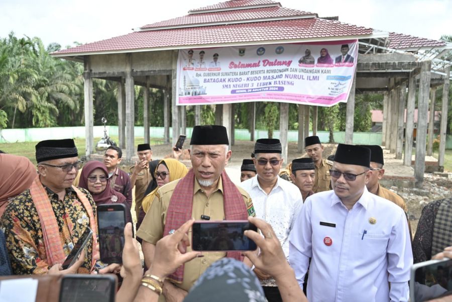 Gubernur Mahyeldi Hadiri Batagak Kudo-Kudo Masjid SMAN 3 Lubuak Basuang