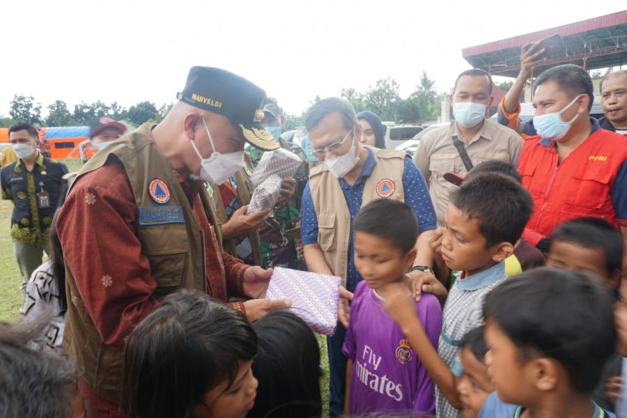 Gubernur Mahyeldi Hibur Anak-anak Korban Gempa Pasaman dan Cek Dapur Umum