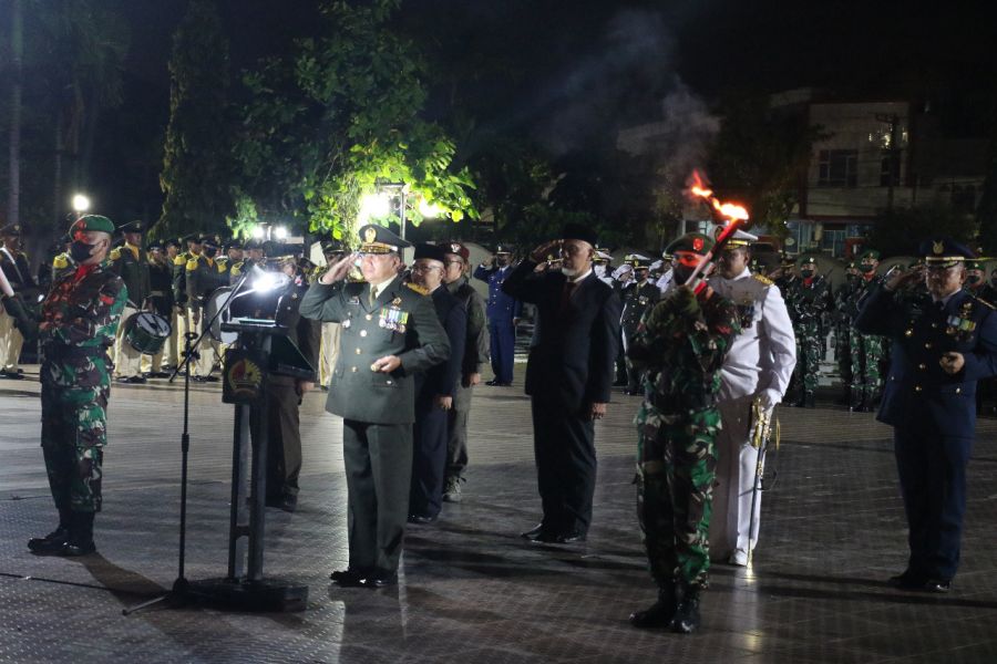 Gubernur Mahyeldi Ikuti Apel Kehormatan dan Renungan Suci di TMP Kusuma Negara