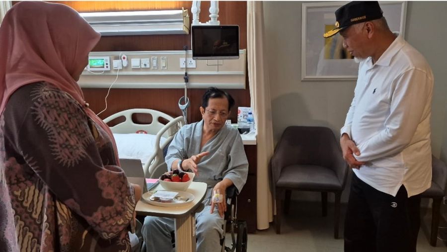 Gubernur Mahyeldi Jenguk Menteri Agama yang Tengah Menjalani Perawatan Medis