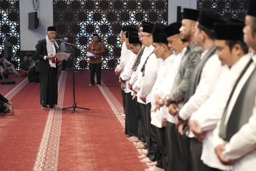 Gubernur Mahyeldi Kukuhkan Pengurus Masjid Raya Syech Ahmad Khatib Al Minangkabawi Periode 2024-2027