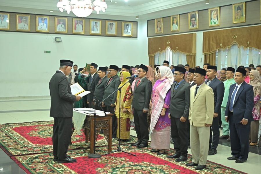 Gubernur Mahyeldi Lantik 18 Pejabat Administrator dan Pejabat Pengawas di Lingkup Pemprov Sumbar