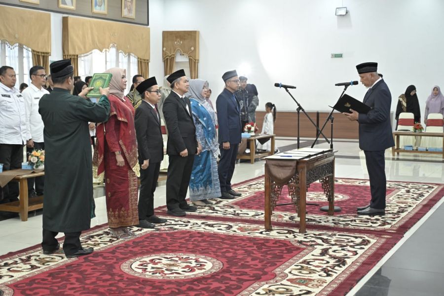 Gubernur Mahyeldi Lantik 5 Komisioner Komisi Informasi Sumbar