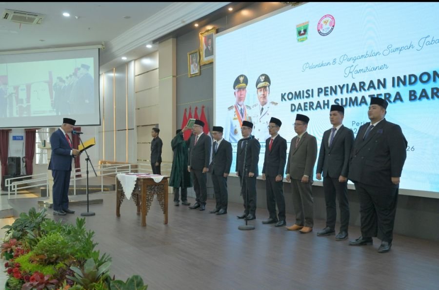 Gubernur Mahyeldi Lantik Komisioner KPID Sumbar Periode 2026–2029