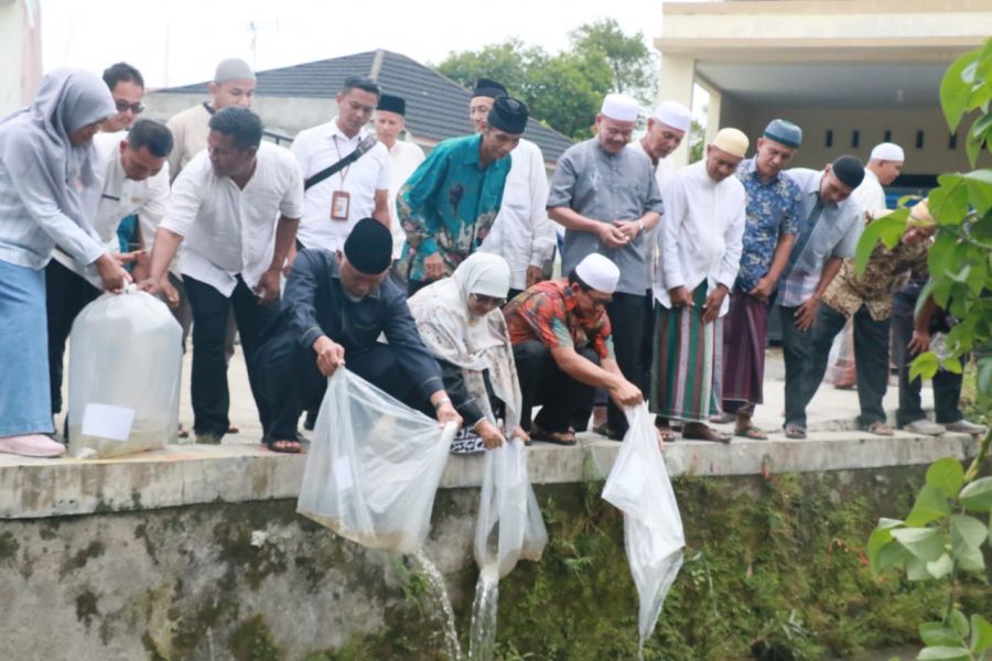 Gubernur Mahyeldi Lepas 30 Ribu Bibit Ikan di Tiga Lokasi di Padang