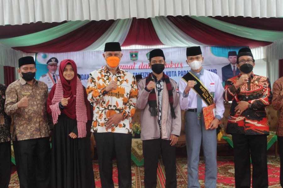 Gubernur Mahyeldi Lepas 36 Santri MAPK/MAN Padang Panjang ke Timur Tengah