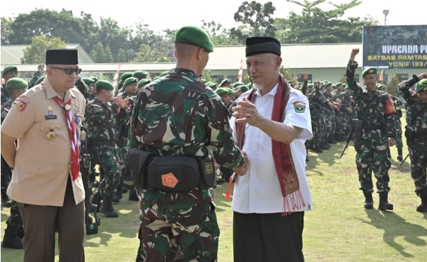Gubernur Mahyeldi Lepas 400 Prajurit TNI Yonif 133/YS Berangkat Tugas Jaga Perbatasan