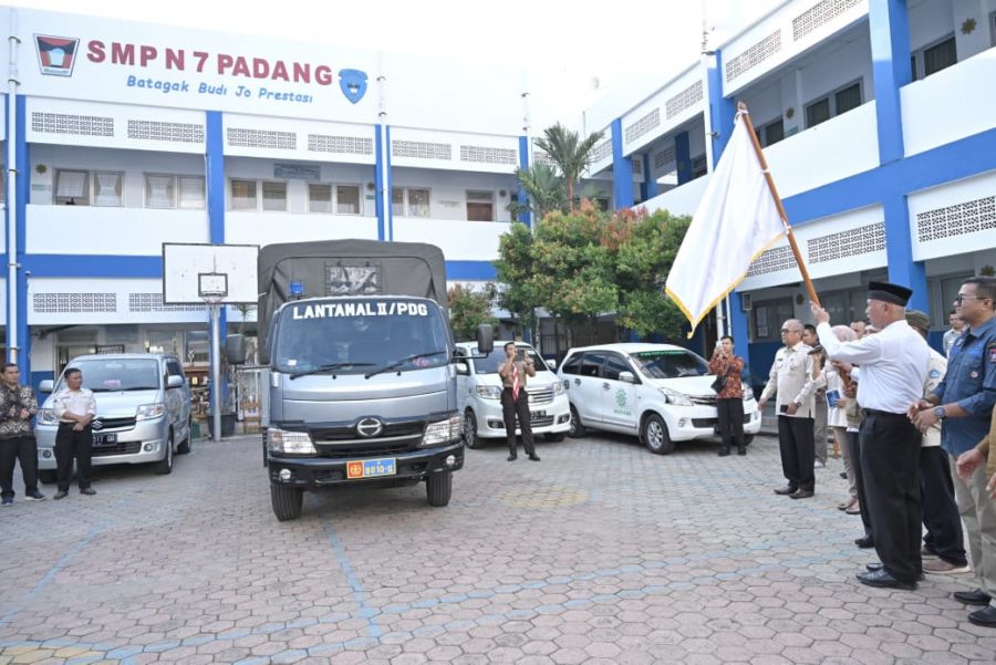 Gubernur Mahyeldi Lepas Bantuan Sekolah dari MKKS N/S Kota Padang Pelajar SMP Terdampak Bencana