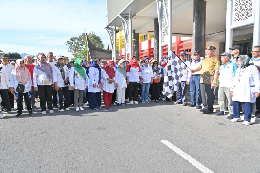 Gubernur Mahyeldi Lepas Jalan Sehat Hari Jadi ke-3 DPP Persatuan Pensiunan Indonesia Sumatera Barat