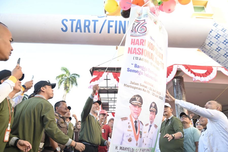 Gubernur Mahyeldi Lepas Ribuan Peserta Jalan Santai HUT Koperasi Tingkat Nasional Tahun 2023