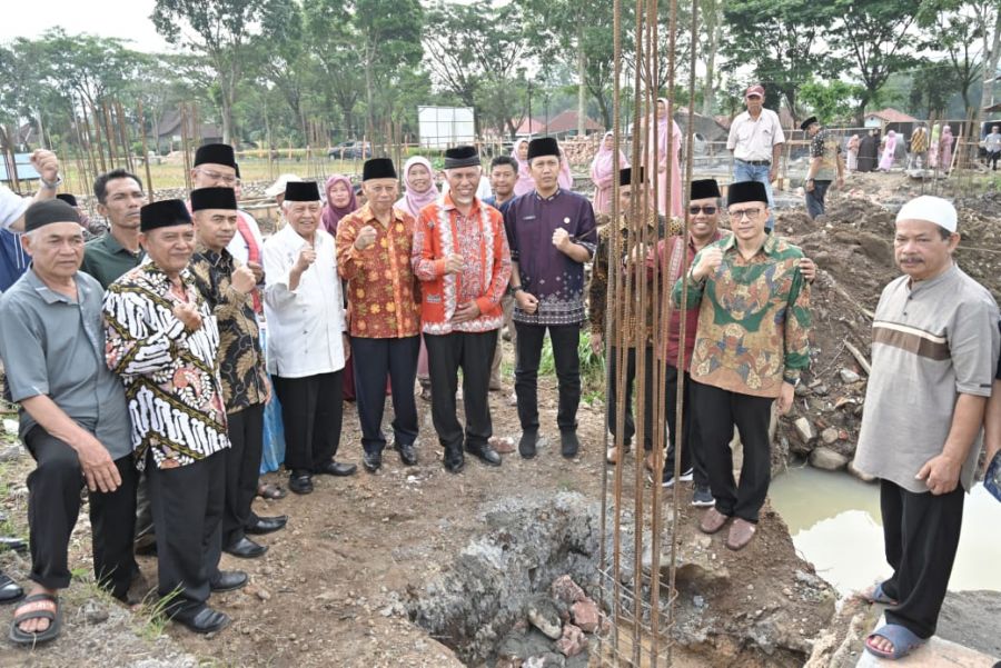 Gubernur Mahyeldi Meletakkan Batu Pertama Pembangunan Masjid Raya Jihad Koto Hilalang