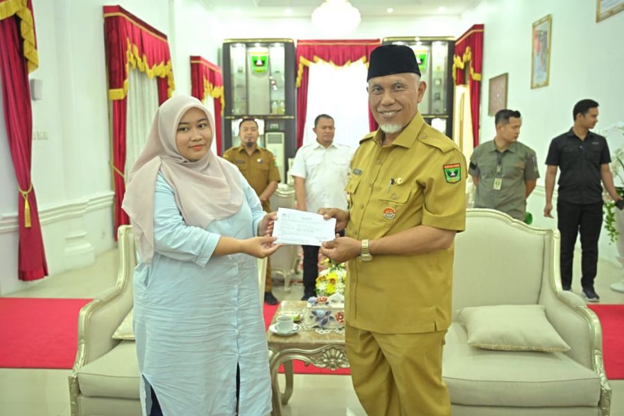 Gubernur Mahyeldi Mencoblos di TPS 005 Kelurahan Jati Baru