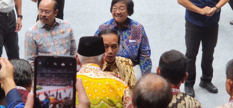 Gubernur Mahyeldi Terima SK TORA dari Presiden RI saat Puncak Acara Festival LIKE KLHK